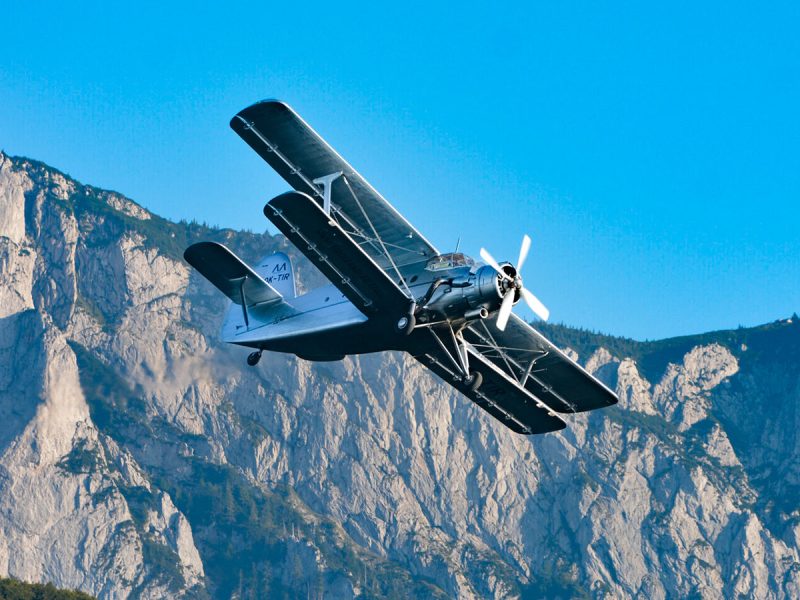 Doppeldecker Flugzeug vor Traunstein Gmunden