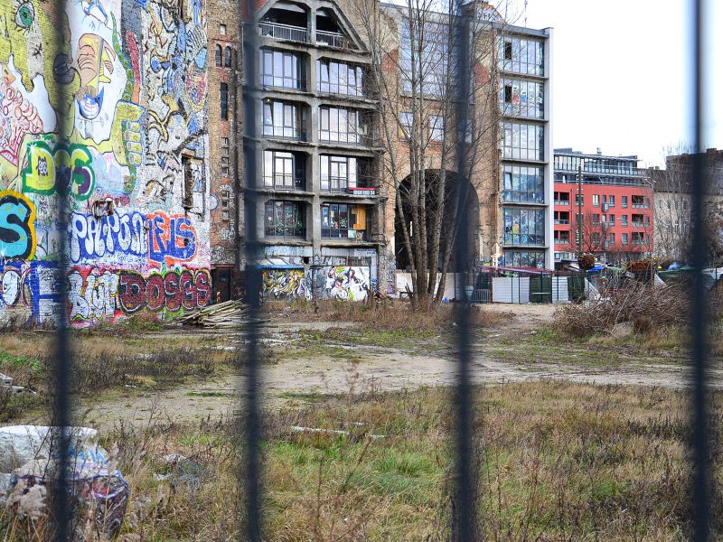 Hinterhof mit Graffitis in Berlin