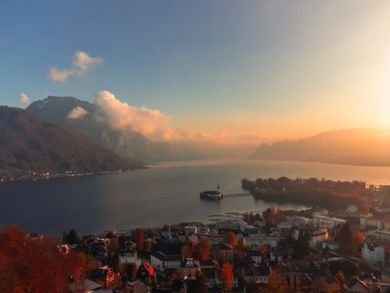 Drohnenaufnahme: Blick vom Kalvarienberg Gmunden über den Traunsee