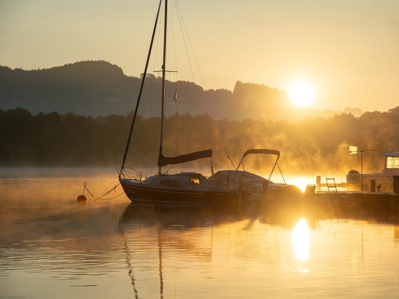 Boote im Sonnenaufgang Obertrummer See