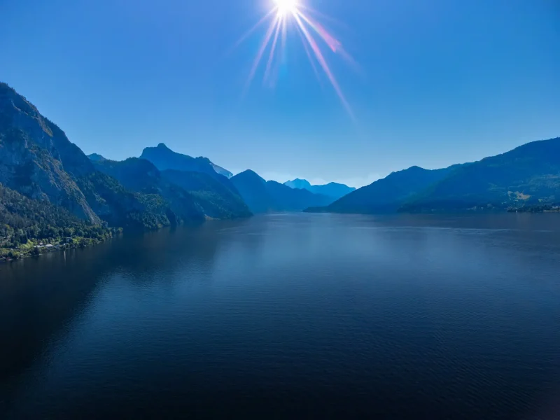 Drohnenaufnahme Traunsee Blick von Gmunden nach Ebensee