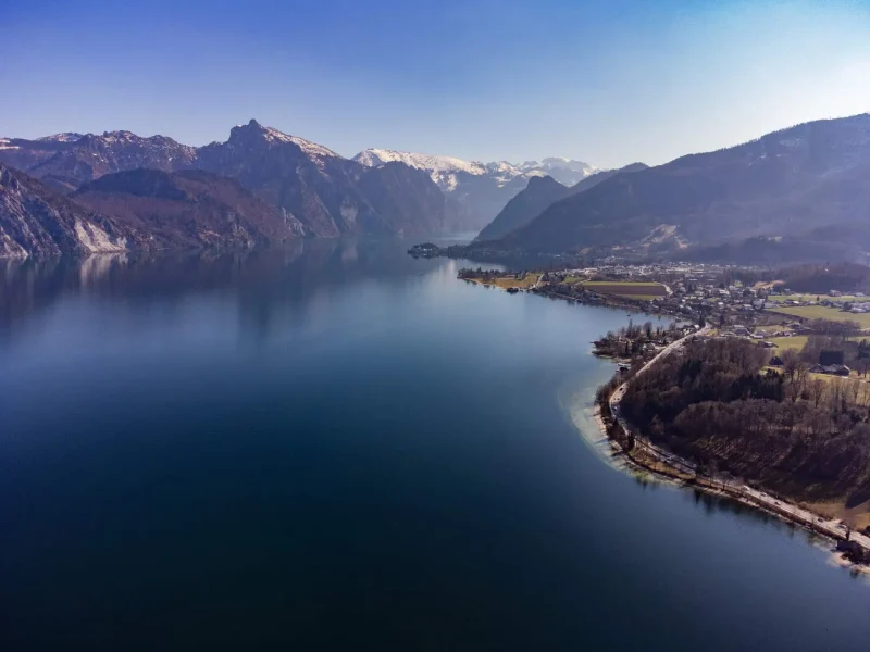 Drohnenaufnahme von Traunkirchen und dem Traunsee von Altmünster aus.